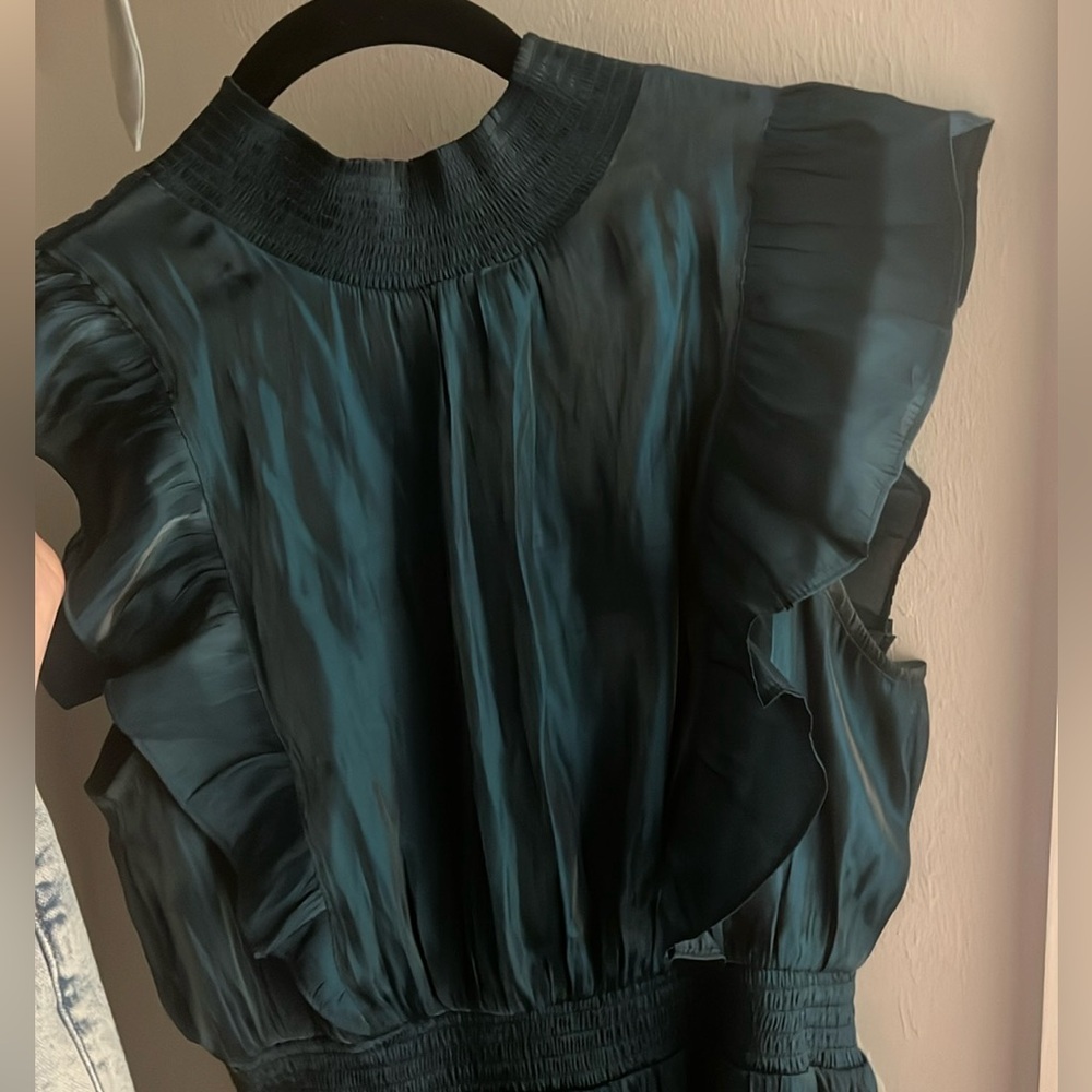 Lulus Dress size Medium super pretty emerald green color.